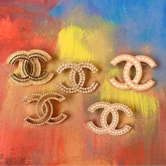 FabulouslyFitted | A Crowd Brooches Galore in Diamonds & Pearls - Picture 1 of 11